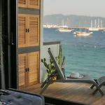 Апартаменты Surfer Caravan Gastro Pub Suites- Adults Only
