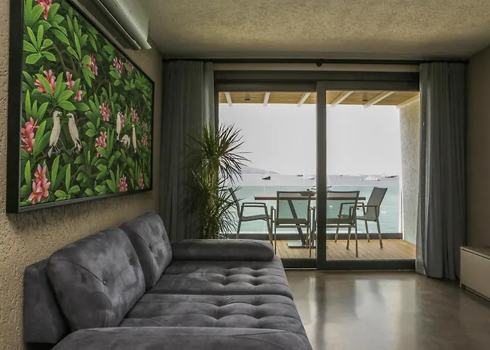 Surfer Caravan Gastro Pub Suites- Adults Only Apartment