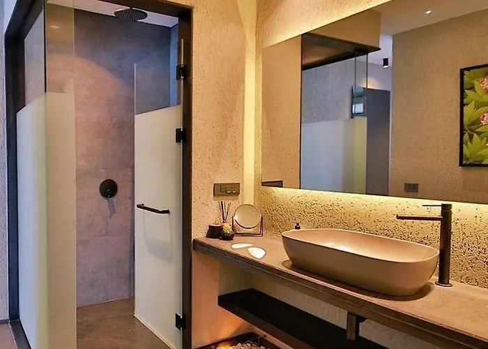 Surfer Caravan Gastro Pub Suites- Adults Only *