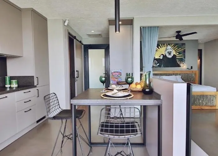 Surfer Caravan Gastro Pub Suites- Adults Only *