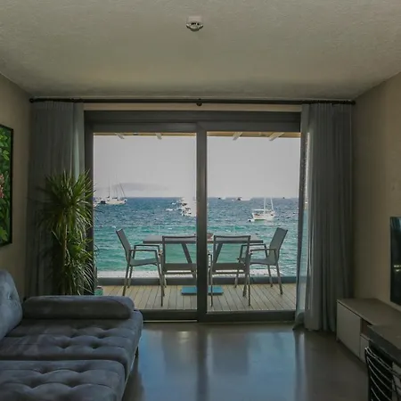 Surfer Caravan Gastro Pub Suites- Adults Only Bodrum