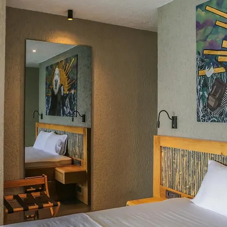 Surfer Caravan Gastro Pub Suites- Adults Only *