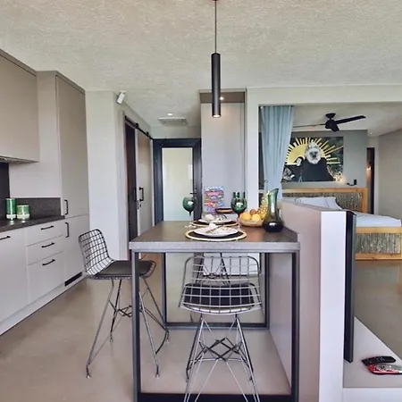 Surfer Caravan Gastro Pub Suites- Adults Only *